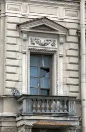 За парадными фасадами набережных скрываются недорасселенные коммунальные квартиры