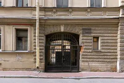 Рядом с арками на первых этажах располагаются окна дворницких однокомнатных квартир