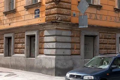 Все старинные дома на Галерной улице также несут печать постоянных перестроек, модернизаций и великого переселения, наблюдавшегося на заре квартирного рынка