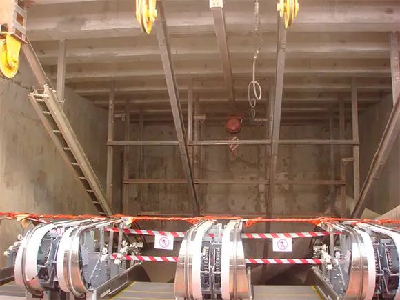 В наклонном ходе второго выхода «Спортивной» ведется монтаж эскалаторов