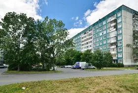 Обращают на себя внимание просторные дворы с обилием зелени Обращают на себя внимание просторные дворы с обилием зелени