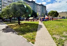 Во дворах много детских и спортивных площадок Во дворах много детских и спортивных площадок