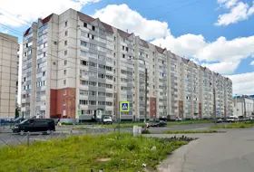 На четной стороне улице Ижорского Батальона находятся несколько панельных домов – их построили в середине «нулевых» На четной стороне улице Ижорского Батальона находятся несколько панельных домов – их построили в середине «нулевых»