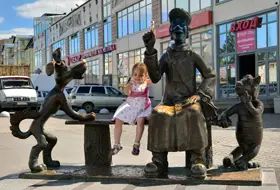 Главная местная достопримечательность – памятник героям мультфильма «Трое из Простоквашино», установленный на углу улиц Ремизова и Тверской Главная местная достопримечательность – памятник героям мультфильма «Трое из Простоквашино», установленный на углу улиц Ремизова и Тверской