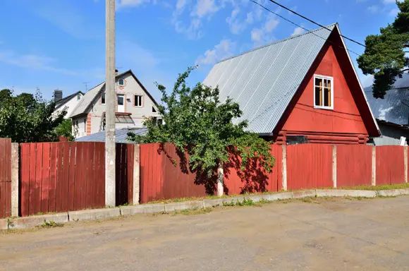 Вдоль автодороги Санкт-Петербург – Ручьи построено много коттеджей. Но самые дорогие дома – у залива Вдоль автодороги Санкт-Петербург – Ручьи построено много коттеджей. Но самые дорогие дома – у залива