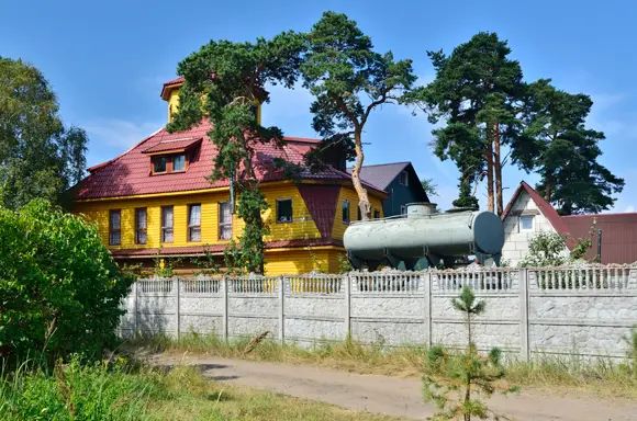 Большинство участков в здешних поселках и деревнях предназначены для индивидуального жилищного строительства Большинство участков в здешних поселках и деревнях предназначены для индивидуального жилищного строительства