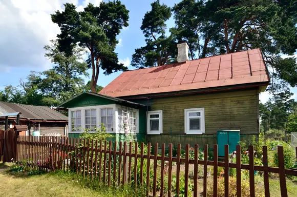 Деревня Черная Лахта – небольшая и небогатая. Выбор загородной недвижимости тут весьма скуден Деревня Черная Лахта – небольшая и небогатая. Выбор загородной недвижимости тут весьма скуден