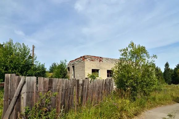 В деревне, а точнее, бывшем военном городке Гора-Валдай, царит запустение В деревне, а точнее, бывшем военном городке Гора-Валдай, царит запустение