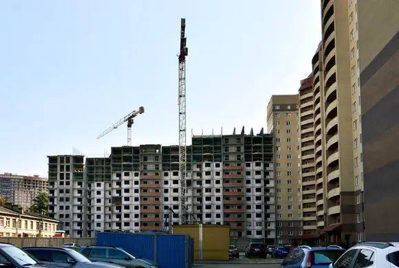 Справа от дома на Ново-Александровской уже сданные секции ЖК «Александрия»