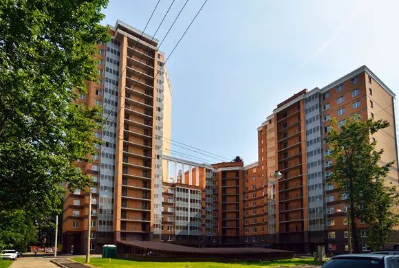 Обращает на себя внимание довольно симпатичная архитектура дома на Седова Обращает на себя внимание довольно симпатичная архитектура дома на Седова