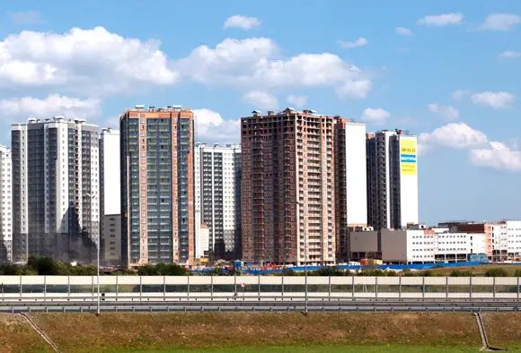 От Невы ЖК «Ласточкино гнездо» не слишком близко, зато совсем рядом КАД