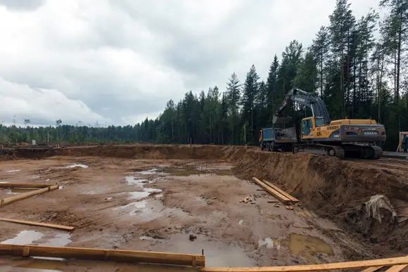 На площадке ведутся работы нулевого цикла: частично вырыты котлованы, начинается устройство плит фундаментов