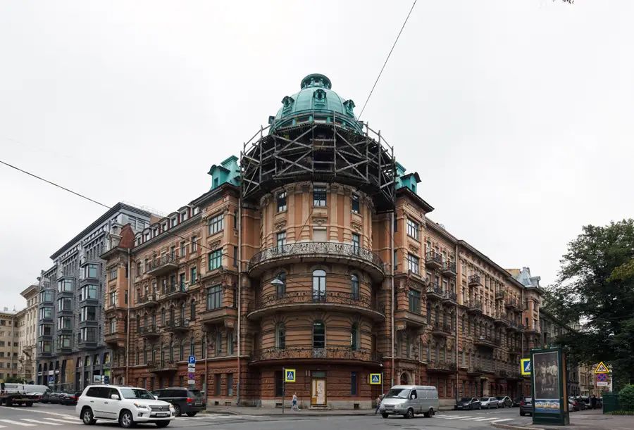 На Таврической улице мирно, без градостроительных конфликтов, уживаются роскошные здания разных исторических эпох