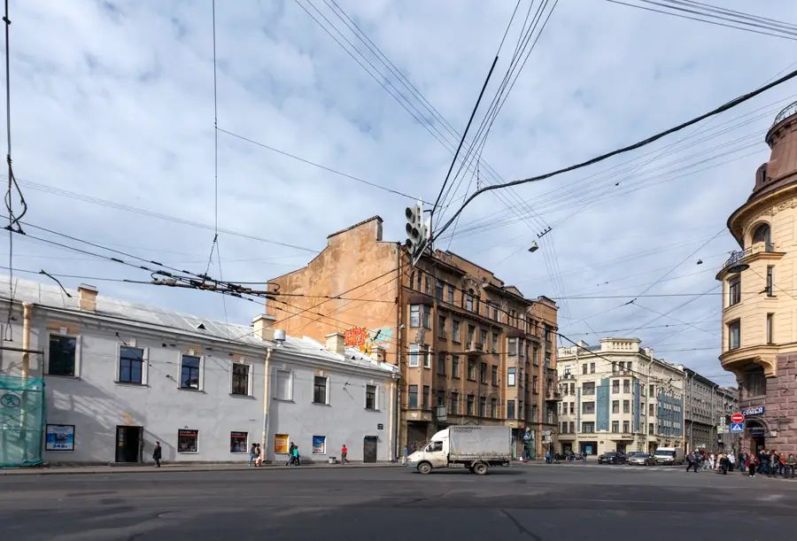 Юго-западная граница Владимирского округа проходит по Звенигородской улице: с одной стороны здесь казармы Семеновского полка, с другой – доходные дома