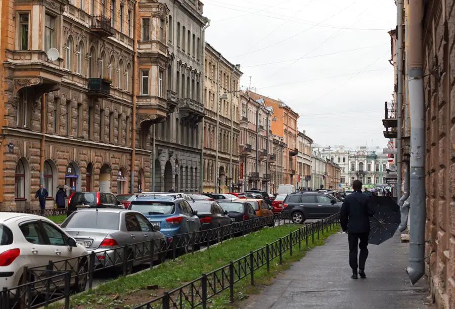 Застройка Моховой улицы с коммуналками за парадными фасадами по сравнению с прошлым веком почти не изменилась. Только машин здесь стало больше