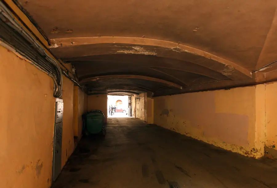 Проезд во двор перекрыт массивным кирпичным сводом