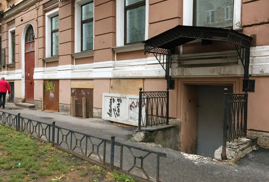 Первые этажи ушли в грунт и превратились в полуподвалы