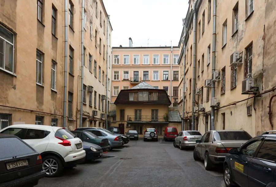 Проходной двор между Моховой улицей и Литейным проспектом. Расположение окон по фасадам скрывает следы многочисленных перестроек