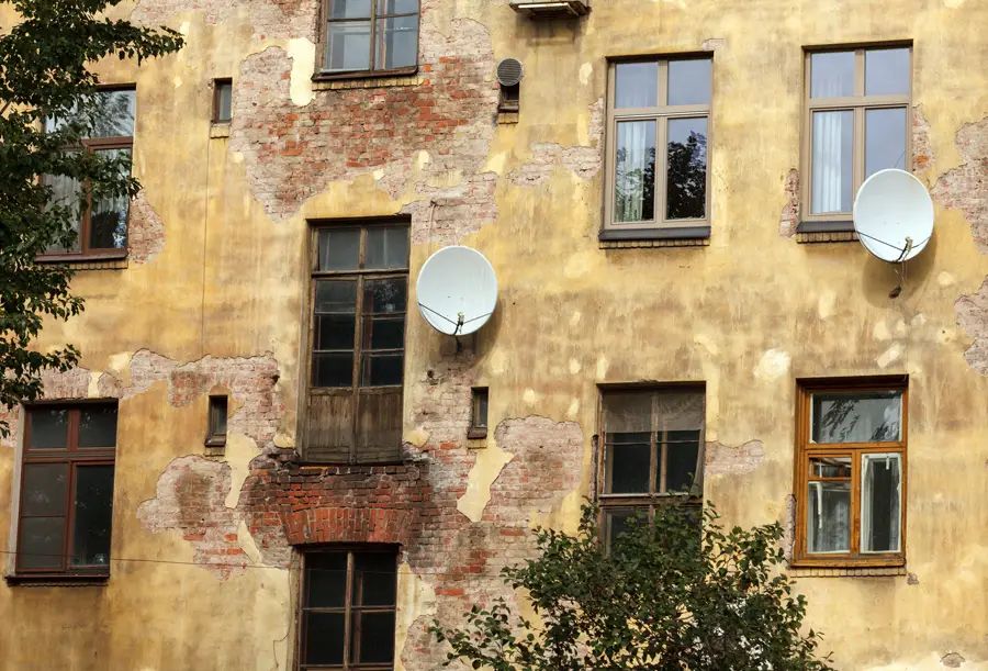 Кстати, это тоже фасад Толстовского дома, но не парадный, а со стороны Щербакова переулка. Именно здесь располагались дешевые меблированные комнаты