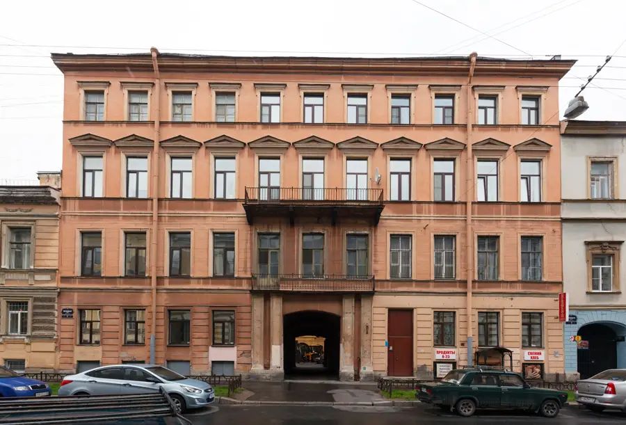 Этот доходный дом перестраивался и модернизировался как минимум четыре раза. Первый этаж здесь также «утонул» в проблемных питерских грунтах 