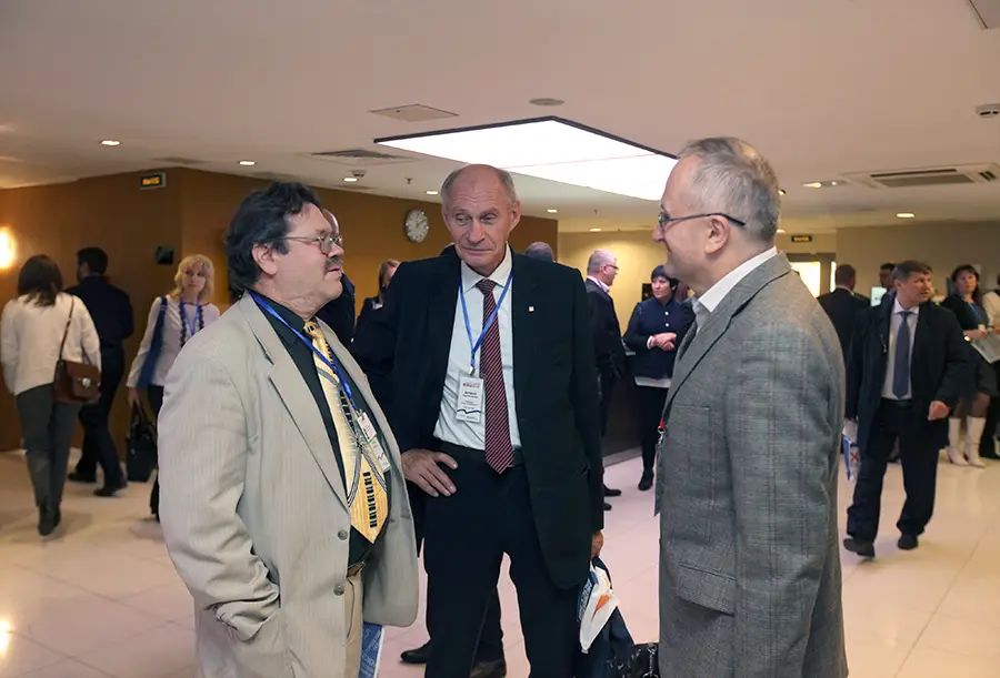 Представители крупнейших агентств недвижимости Петербурга в холле конгресс-центра. Алексей Бегунов («Бекар»), Юрий Воробьев («Адвекс. Петроградский»), Сергей Галалу («Итака»)