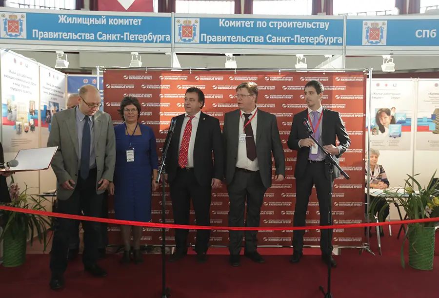 Открытие выставки-семинара «Жилищный проект». Через несколько минут председатель исполнительного комитета Гражданского Жилищного Форума Владимир Николаев и председатель правления Санкт-Петербургской палаты недвижимости Екатерина Романенко перережут символическую красную ленточку