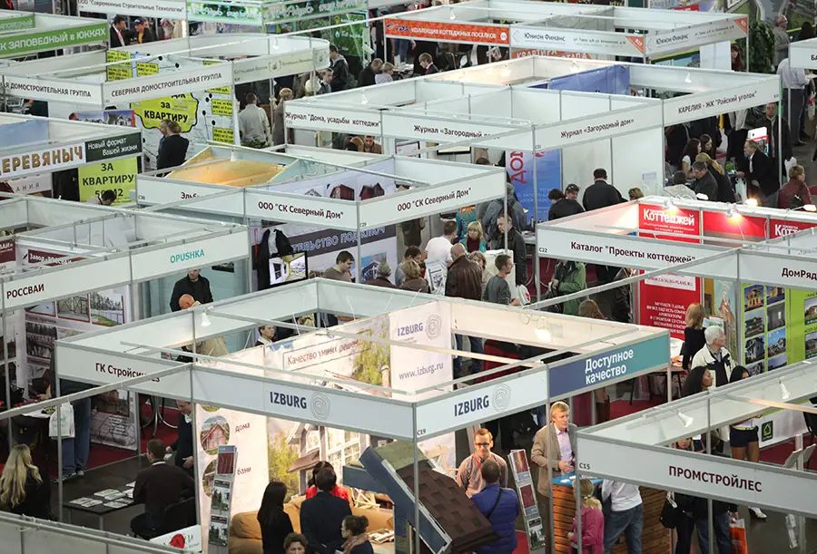 Тем временем арена Спортивно-концертного комплекса заполняется посетителями – петербуржцами и гостями города