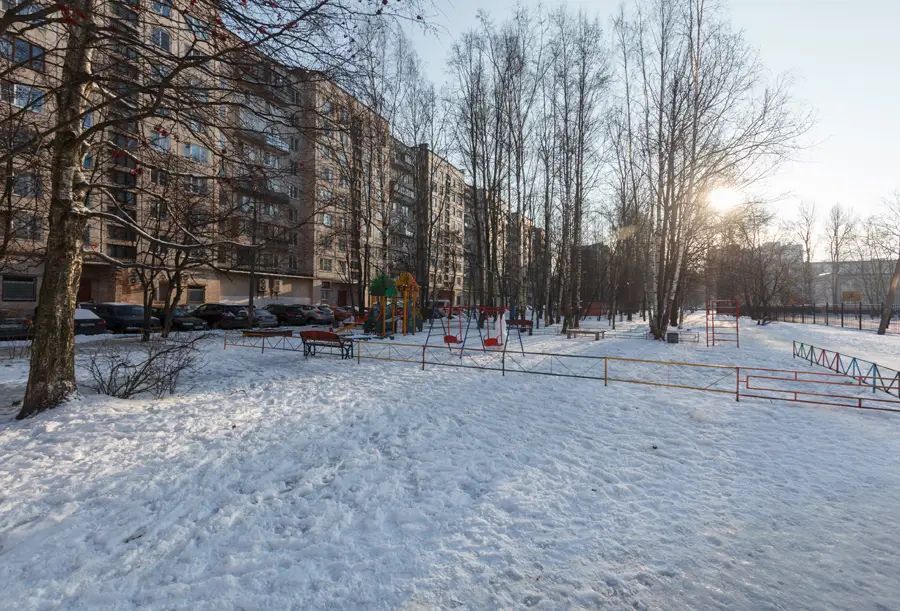 Застройка в жилом массиве не слишком плотная – во дворах много свободного пространства