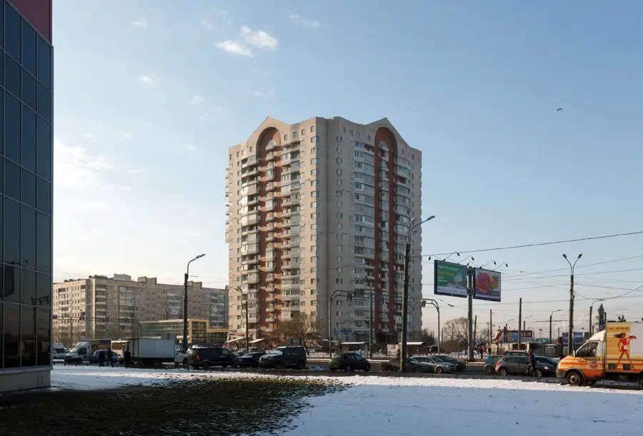 На территории Ржевки достаточно много кирпичных домов. Они пользуются повышенным спросом у покупателей