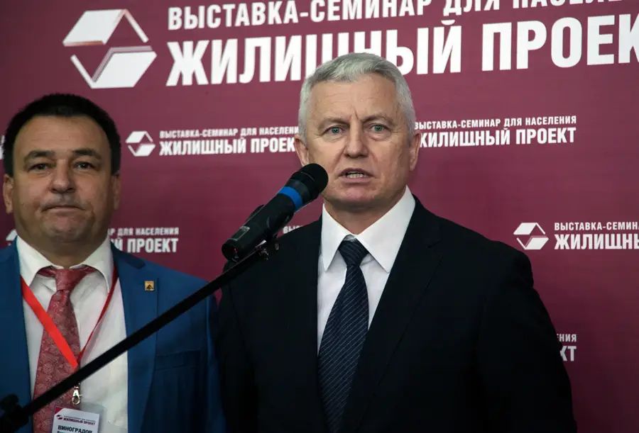 Председатель Жилищного комитета Правительства Санкт-Петербурга Валерий Шиян на открытии выставки