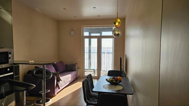 Миклухо-Маклая набережная, 1