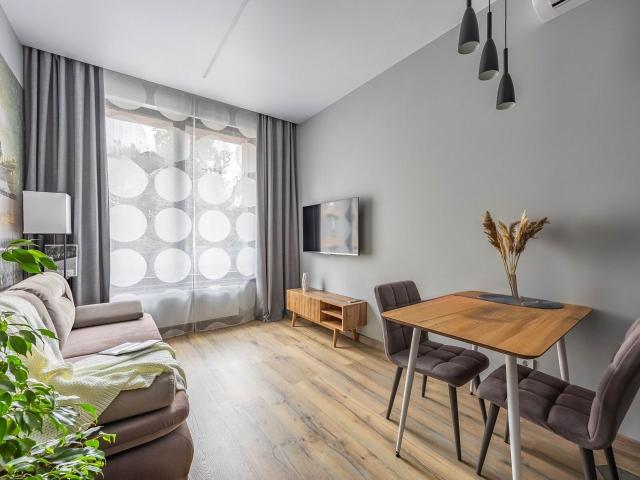 Стахановцев ул., 1