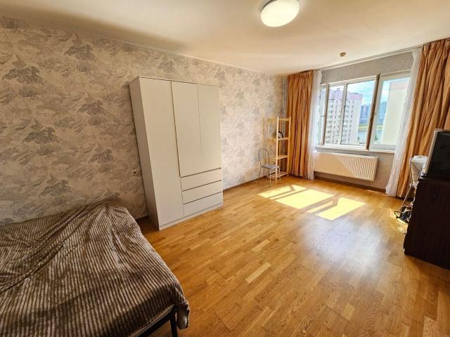 Маршала Захарова ул., 12