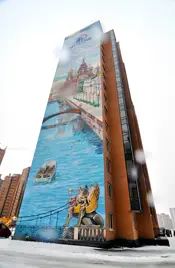 Чтобы «глухие» фасады в «Новом Оккервиле» не выглядели скучно, их расписали видами Петербурга