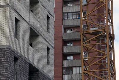 От соседнего жилого дома «Отличник» находится на расстоянии 10-15 метров