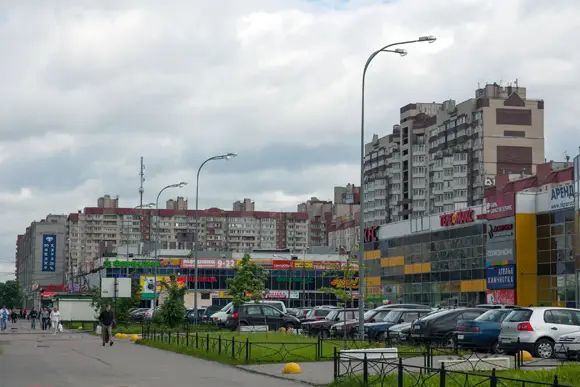 Метро и железнодорожная станция «обросли» торговой инфраструктурой
