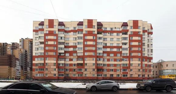 Панельный дом в новой застройке Варшавской улицы – это исключение из правила. Первый корпус ЖК «Северное сияние» образца 2005 года: дом серии 600.11 с расширенным корпусом и квартирами улучшенных планировок