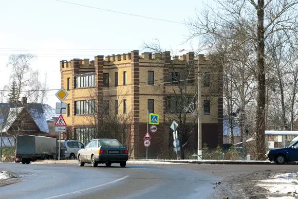 Территория деревни Александровская, в которую переселяли крестьян с территории парка, в 1990-е годы пала первой жертвой надвигающегося коттеджного бума