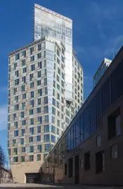 ЖК «Космос» (пр. Юрия Гагарина, 7) – объект совсем новый, поэтому пока выглядит так, как будто его намыли и начистили к визиту гостей