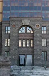 Цокольная часть ЖК «Империал» (Киевская ул., 3) по архитектурному решению соответствует канонам сталинского имперского стиля