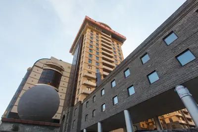 Высотные корпуса ЖК «Империал» заметно выделяются из окружающей городской среды. Но любителям архитектурной классики поднимать голову вверх не рекомендуется