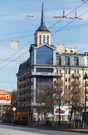 Дом 82 на Московском проспекте упорно стремится замаскироваться под сталинскую архитектуру…