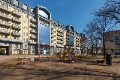 …но его выдает планарное остекление и плоские фасады (Московский пр., 82)