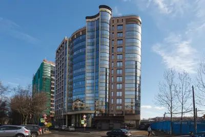 На фоне растущей жилой застройки 14-этажный ЖК «Столица Residence» (ул. Победы, 3) смотрится как небольшая, но вполне уютная «резиденция»