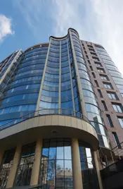 «Волны» фасада нетипичны для сталинского архитектурного окружения, но вполне характерны для Варшавской улицы, близ которой ЖК «Столица Residence» (ул. Победы, 3) и располагается. Так сказать, пограничное состояние