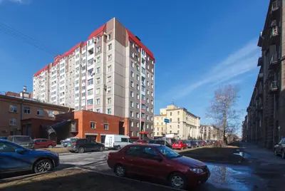 В сталинские кварталы близ Парка Победы неожиданно затесался монолитно-панельный дом серии «Оптима» (Свеаборгская ул., 12)