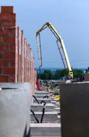 Недавно застройщик приступил к строительству третьей очереди: ведутся работы по заливке фундаментов и уже готовы первые этажи трех зданий