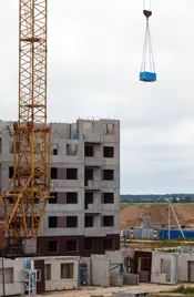 На стройплощадке кипит работа