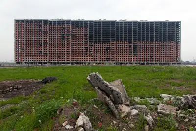 Перед корпусом первой очереди должны в будущем появиться еще несколько точечных высоток