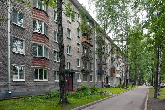 Пятиэтажный дом 528-й серии на ул. Бутлерова на Гражданке